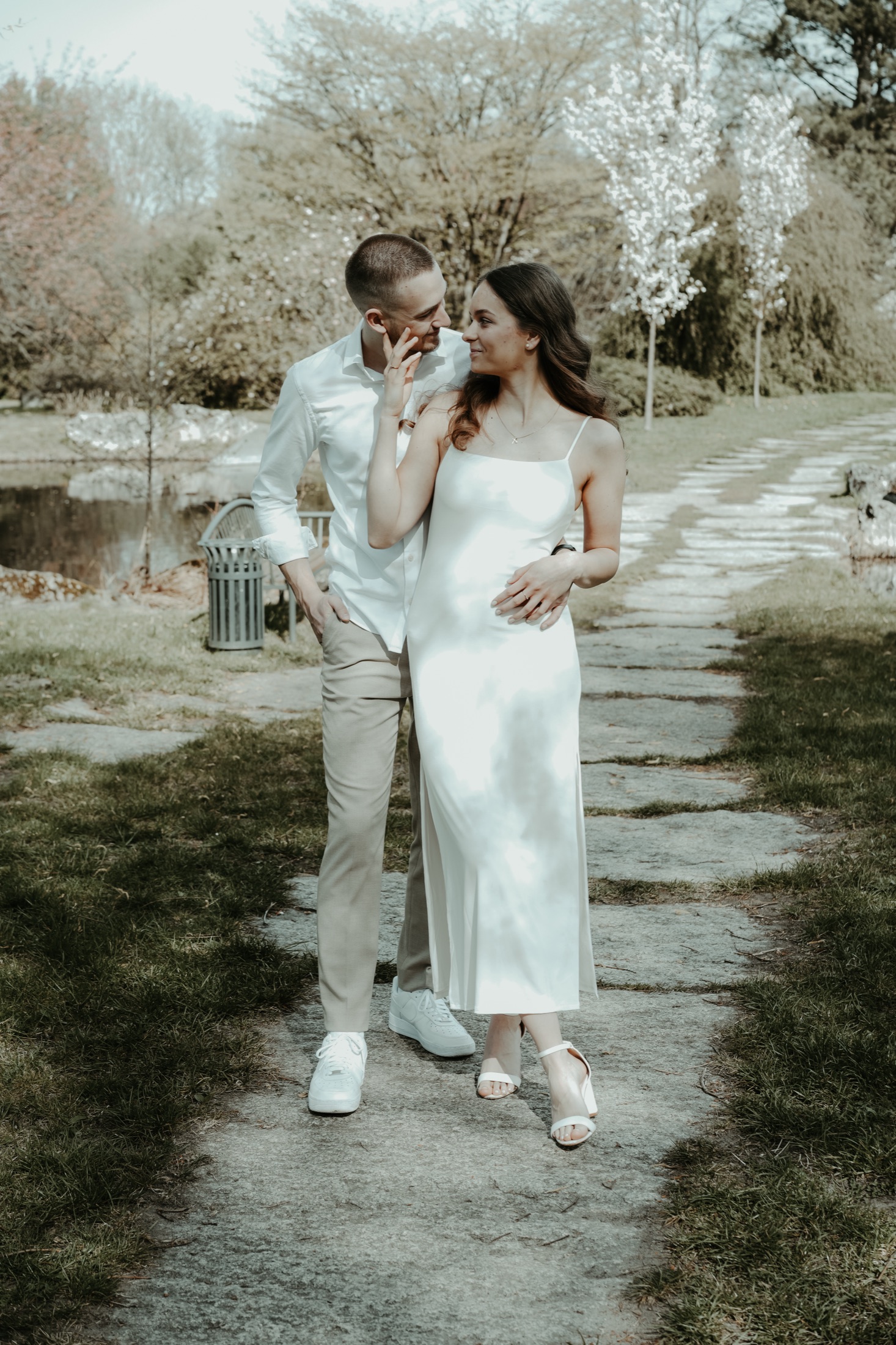 Weronika i Adam podczas spaceru w ogrodzie